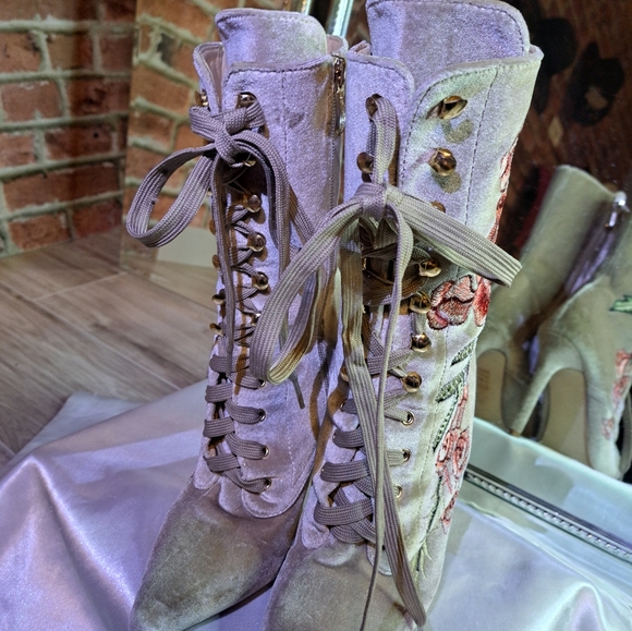 Gorgous VICTORIAN STYLE BOOTS - Picture 5 of 6